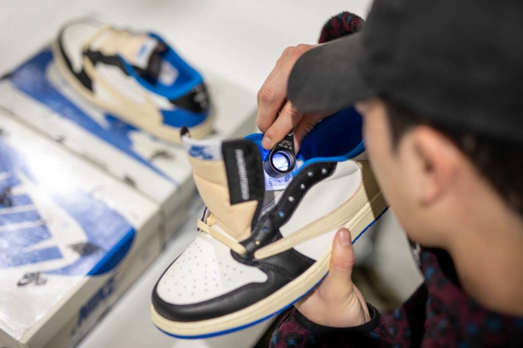 Så ser du skillnad på äkta och fejk sneakers