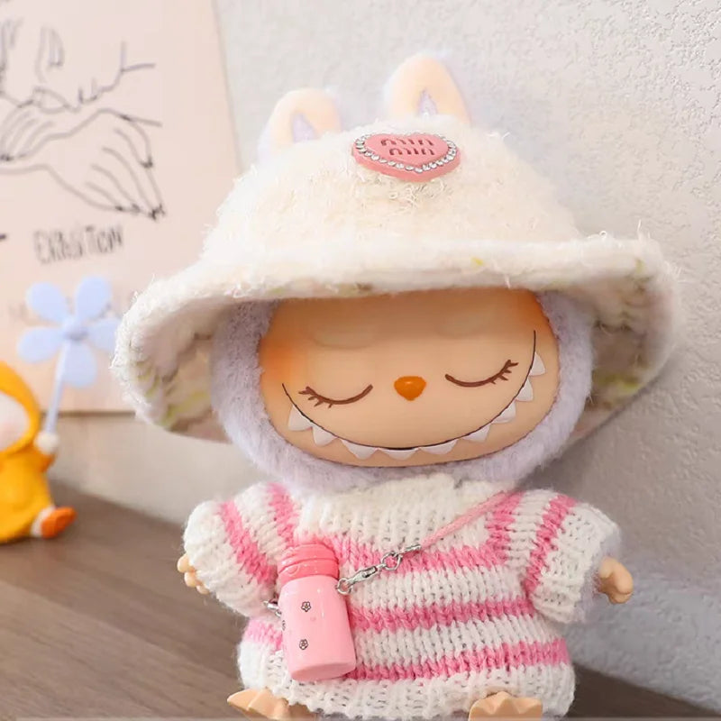 Mini sweater outfit + hatt – passar 17cm vinylfigur (t.ex. Labubu)