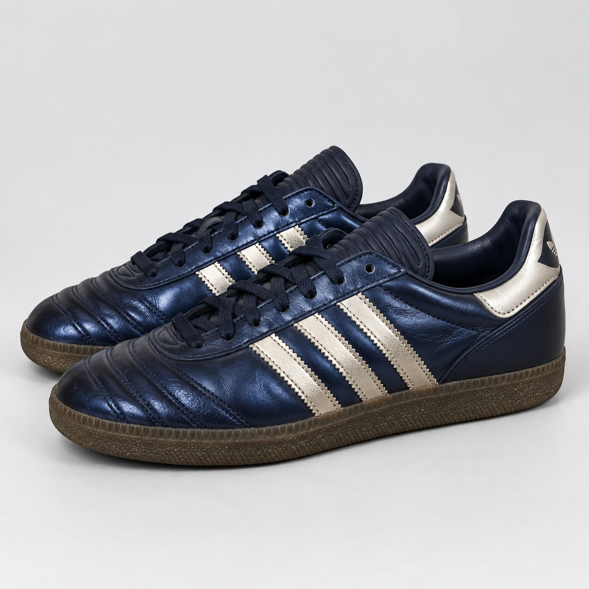 Adidas Samba blå silver, snett framifrån