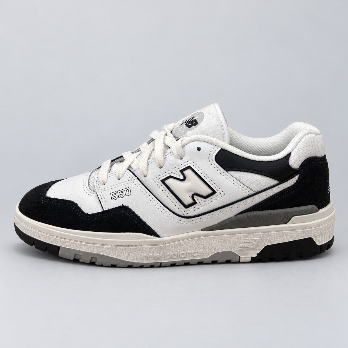 New Balance 550 vit och svart, sidovy med tån åt vänster