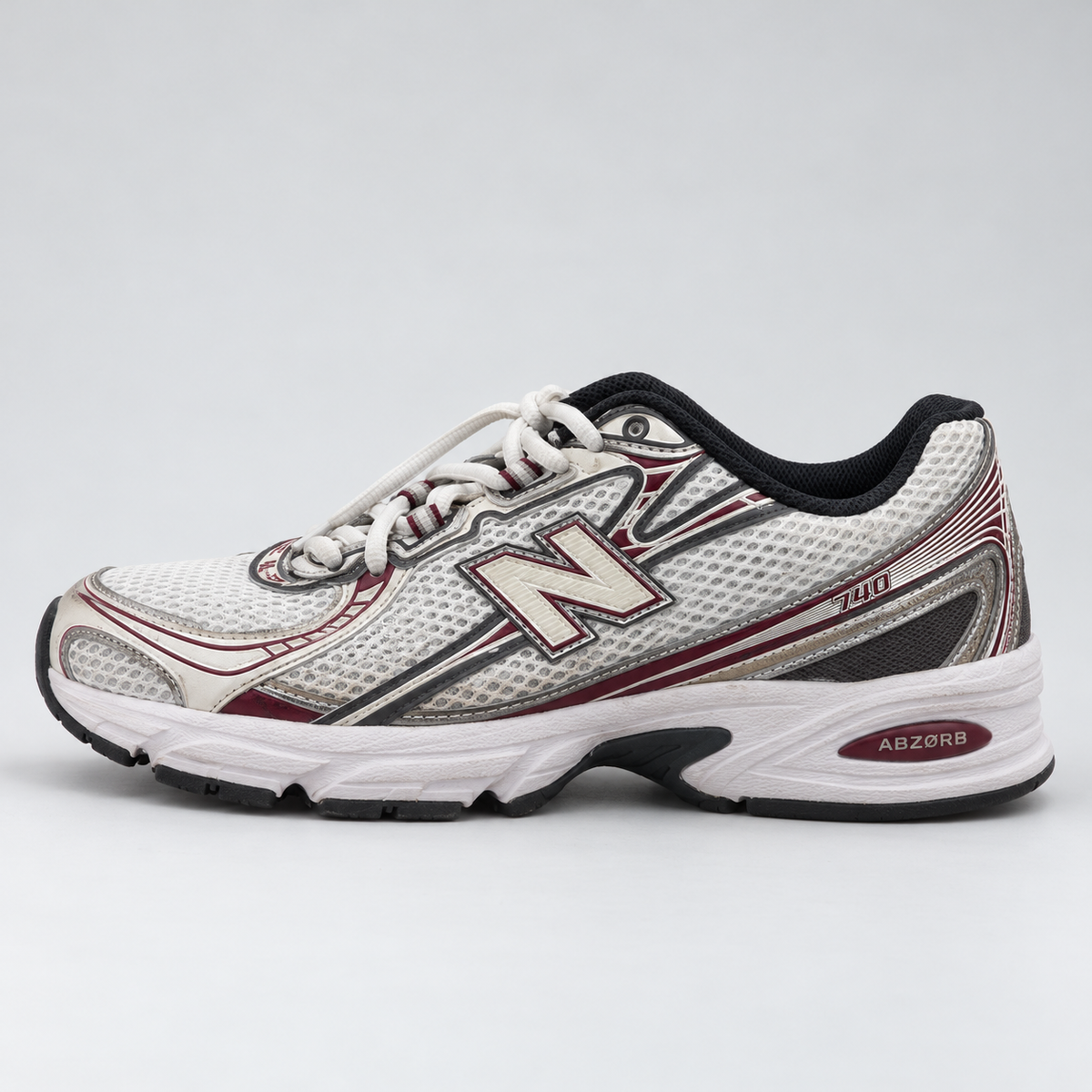 New Balance 740 Vit Vinröd, sidovy med tån åt vänster