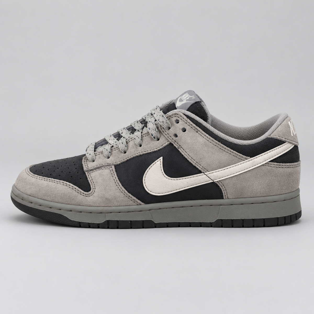 Nike Dunk Low grå, sidovy med tån åt vänster