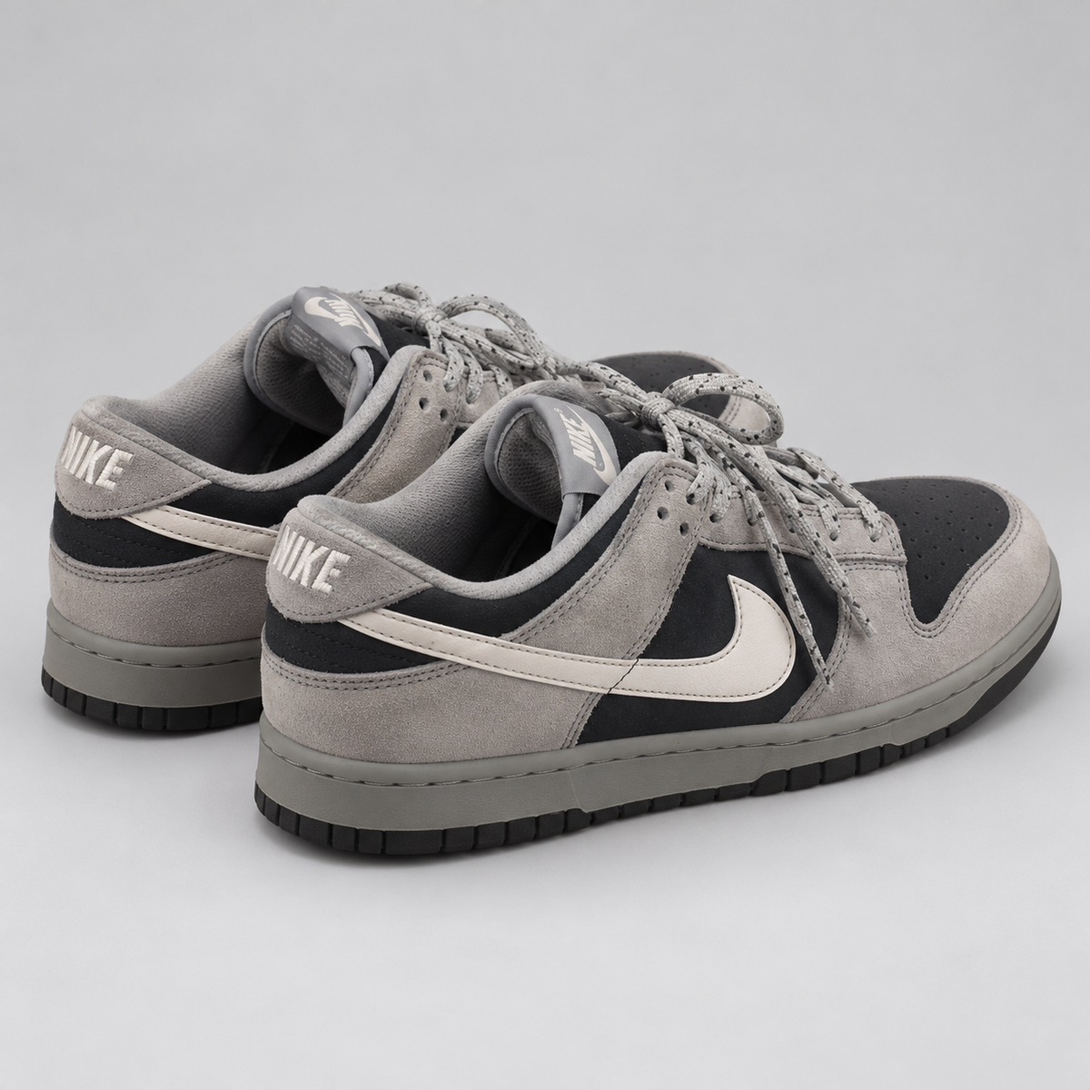 Nike Dunk Low grå, snett bakifrån