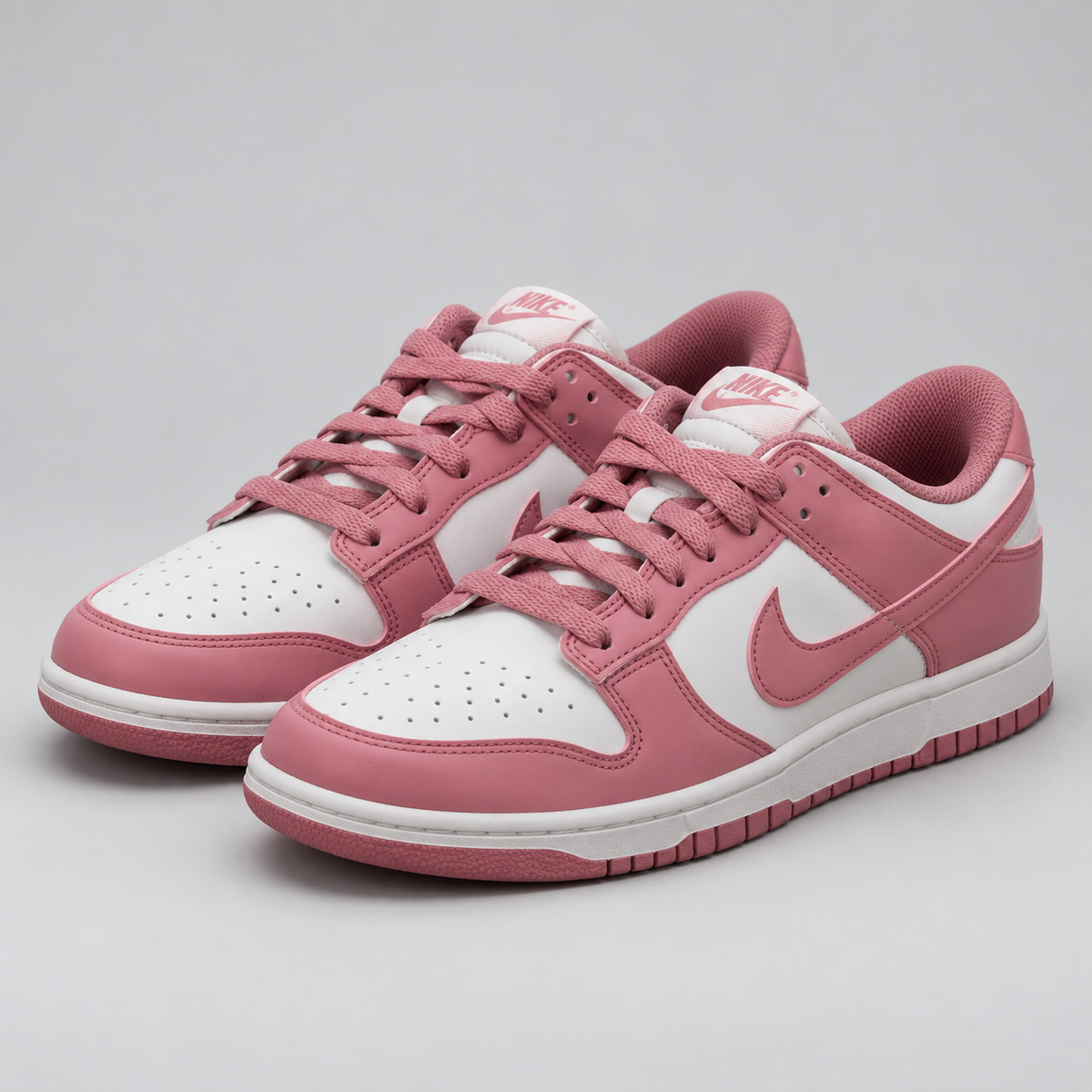 Nike Dunk Low rosa vit, snett framifrån