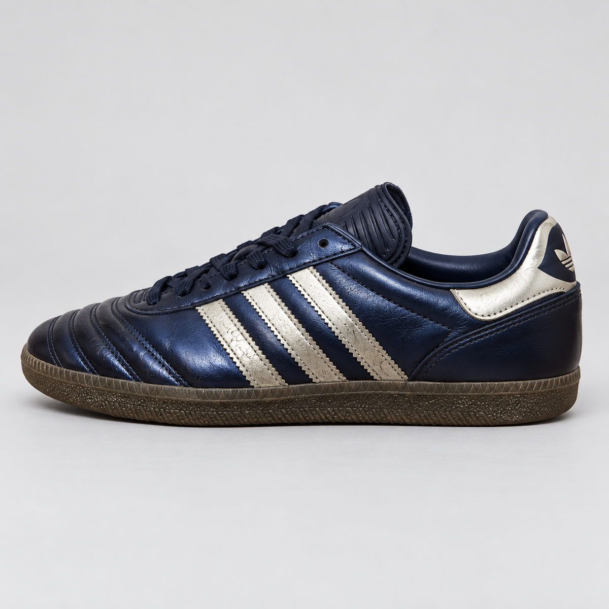 Adidas Samba blå silver, sidovy med tån åt vänster