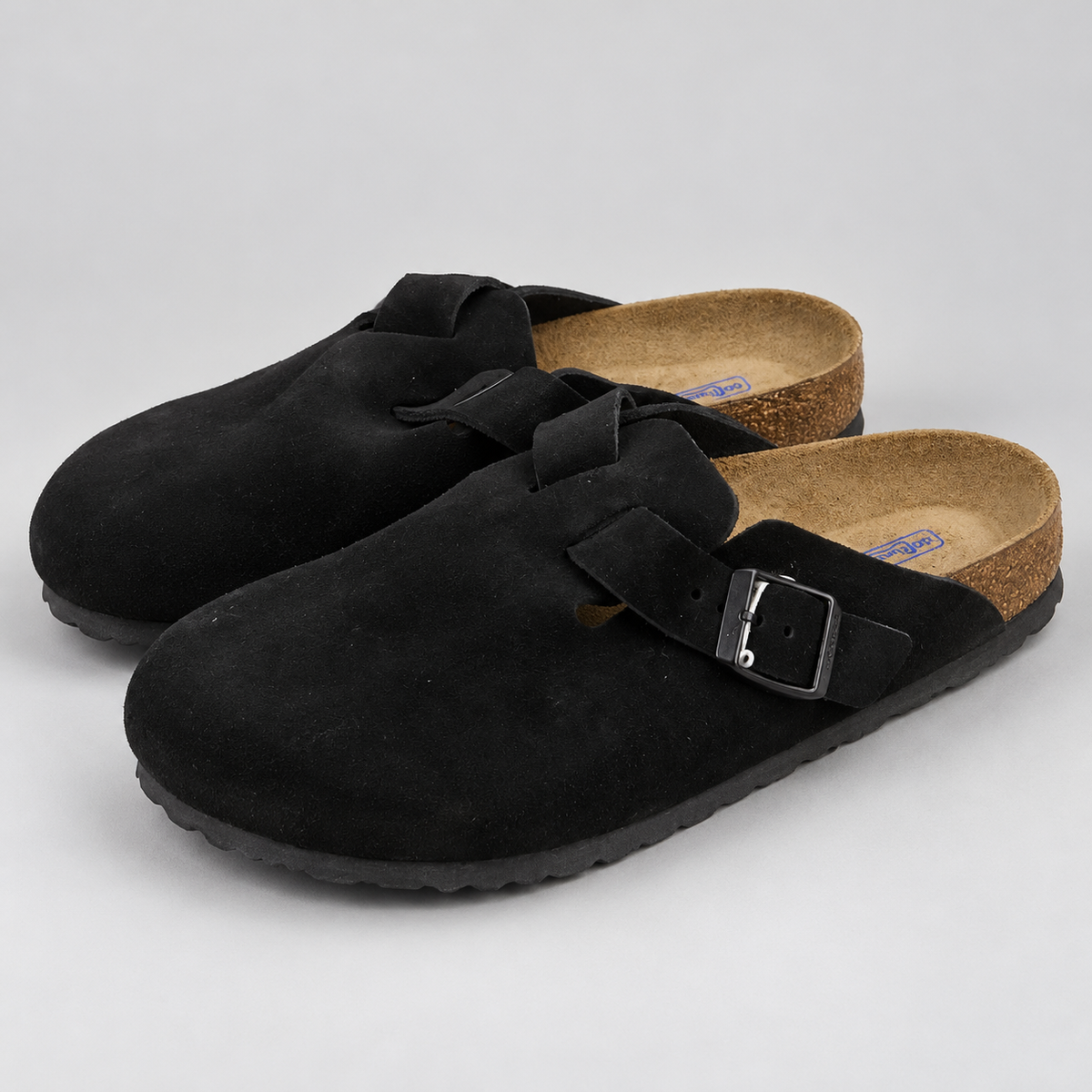 Birkenstock Boston svart, snett framifrån