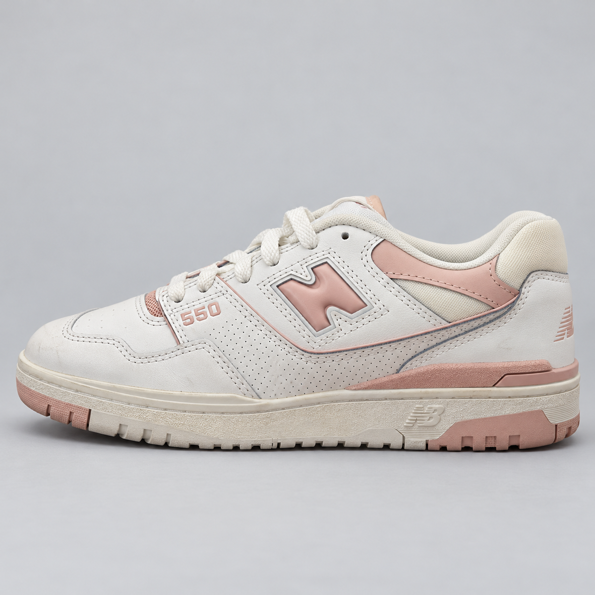 New Balance 550 vit och rosa, sidovy med tån åt vänster