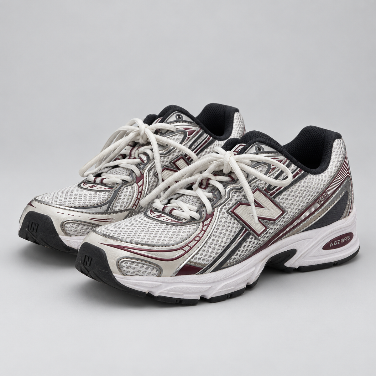 New Balance 740 Vit Vinröd, snett framifrån