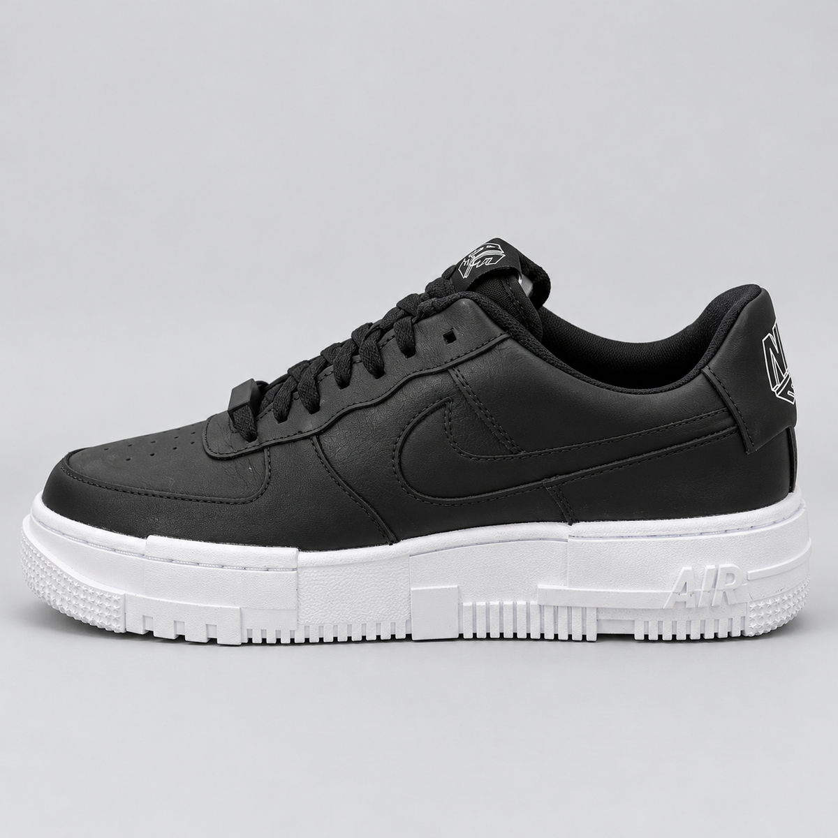 Nike Air Force 1 svart vit, sidovy med tån åt vänster