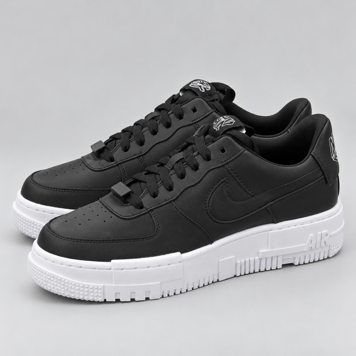 Nike Air Force 1 svart vit, snett framifrån