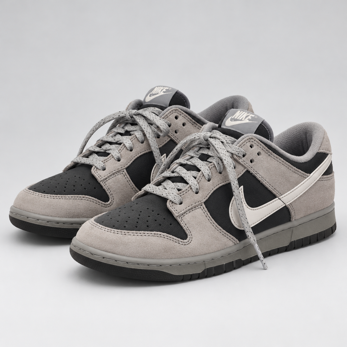 Nike Dunk Low grå, snett framifrån