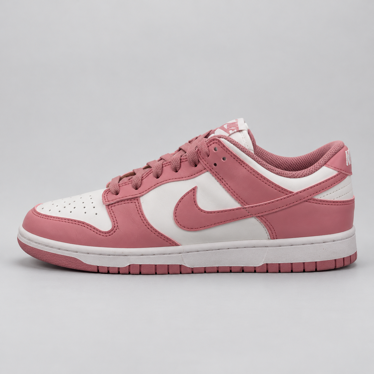 Nike Dunk Low rosa vit, sidovy med tån åt vänster